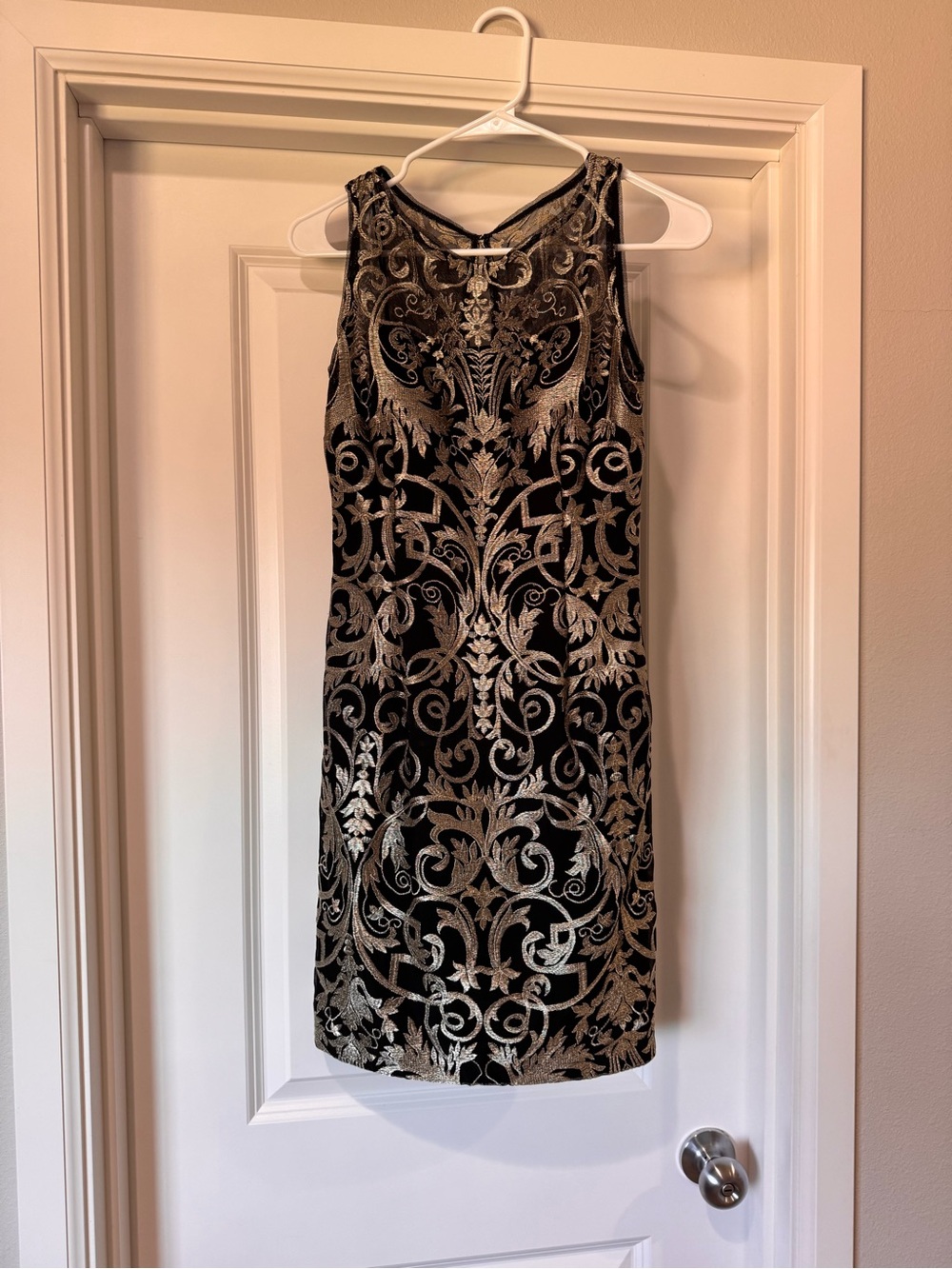 Adrianna Papell Black and Gold Sleeveless Midi Dress